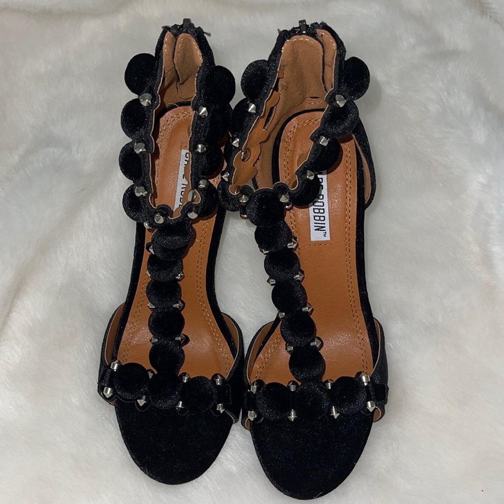Cape robbin velvet heels! similar to Alaia bombe